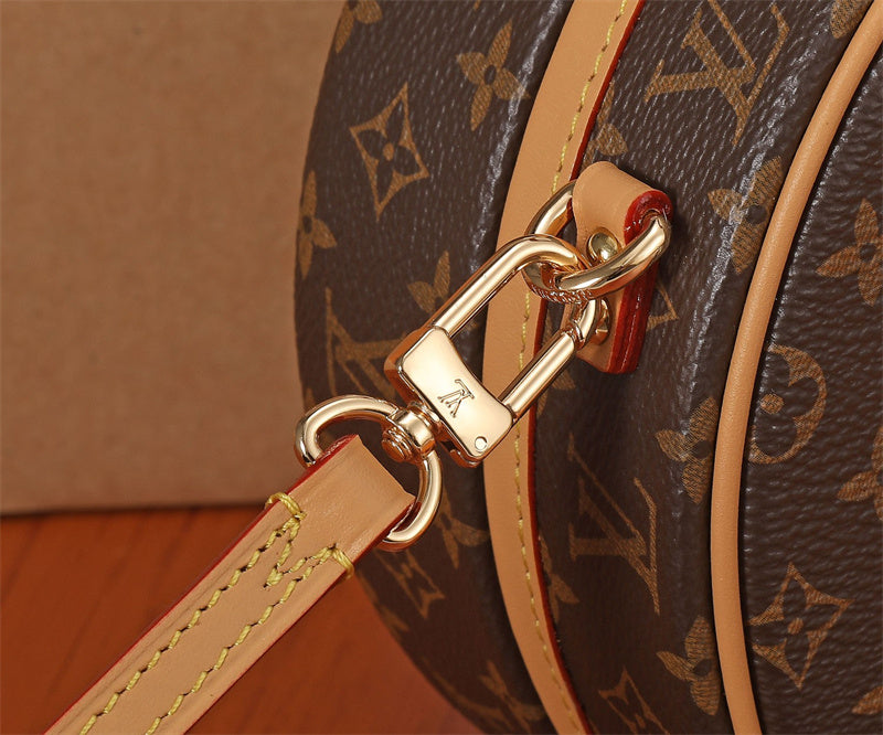  Versatile crossbody bag front view 7
