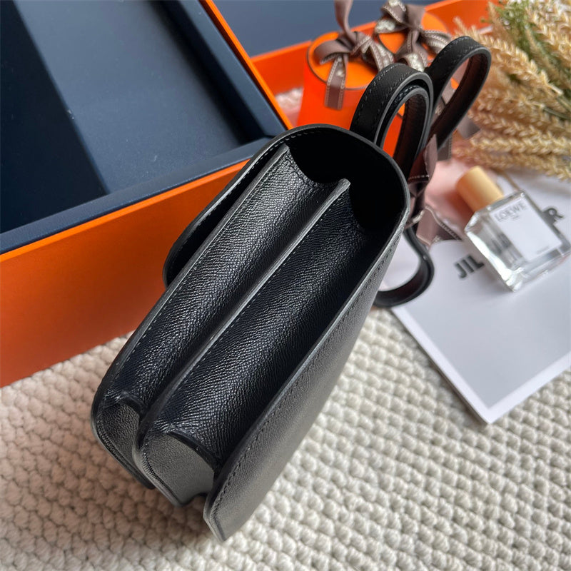 Streamlined handbag styled for everyday wear