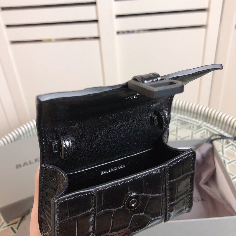 Side profile of polished structured women's handbag – women's everyday handbag