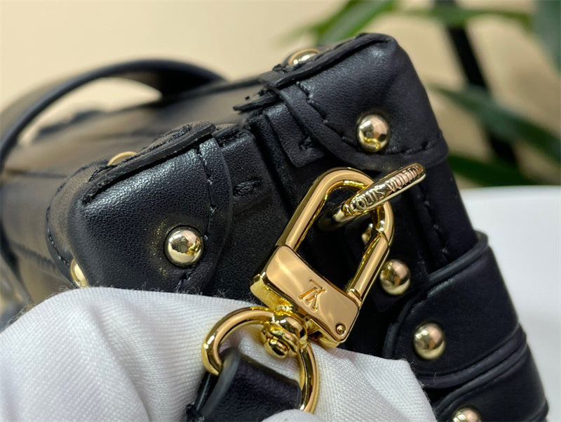  shopper bag close-up of hardware and finish