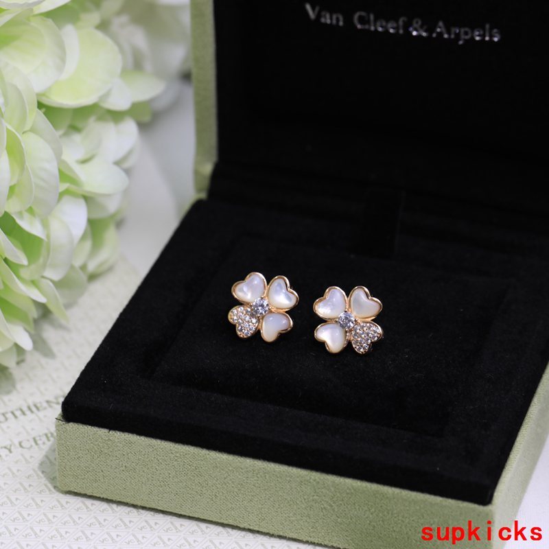 Side view of Van Cleef & Arpels unisex jewelry piece