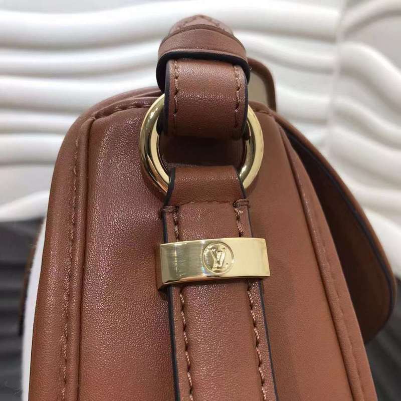 Handle and strap detail of structured chic women's handbag – women's luxury handbag