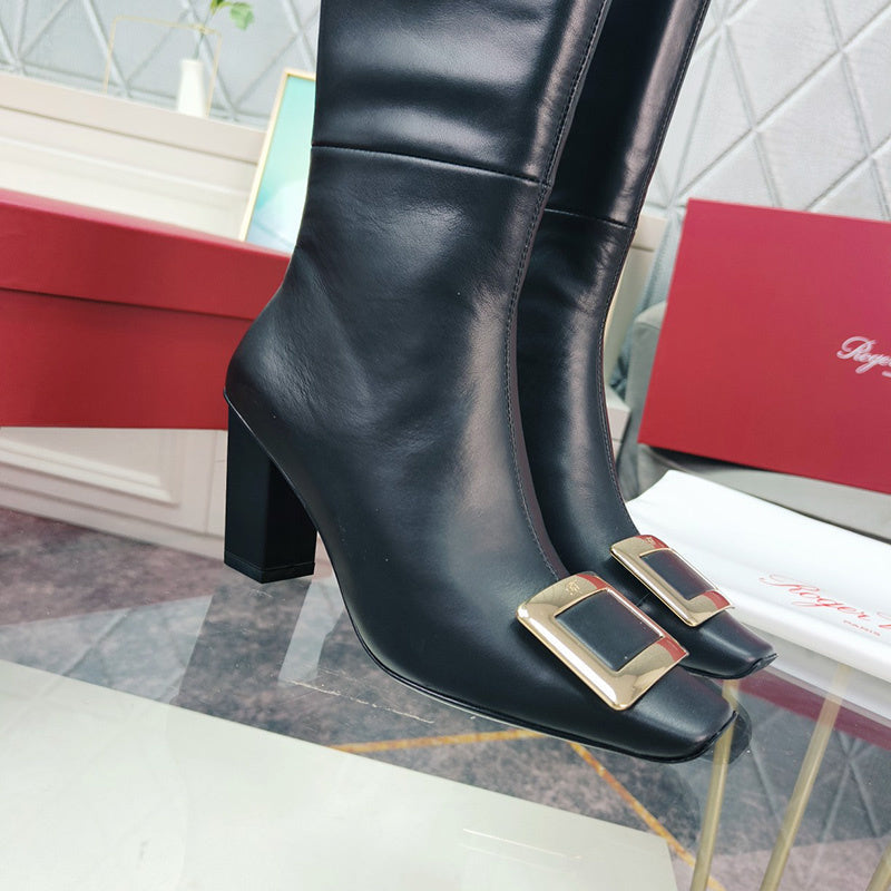 Styling view of Roger Vivier luxury piece style No.086