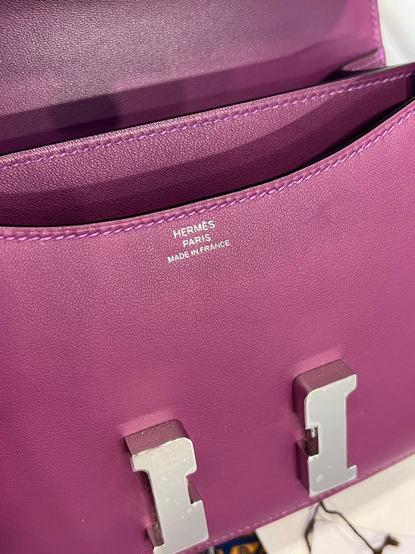 Fluid handbag styled for everyday wear