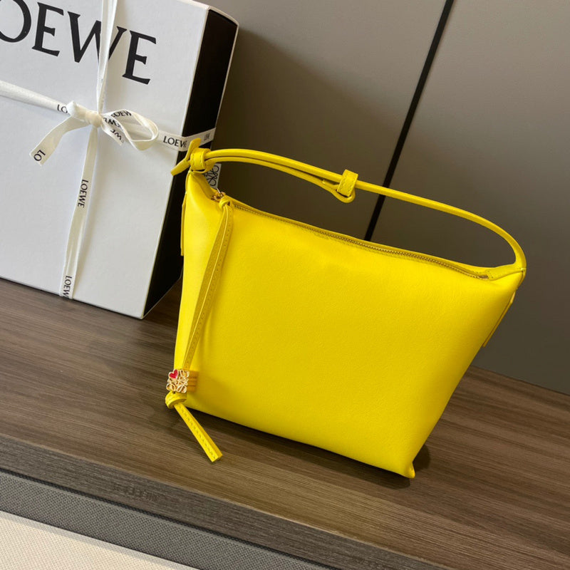 Ziva's Charm handbag – close-up view (21cm*17cm*12.5cm)