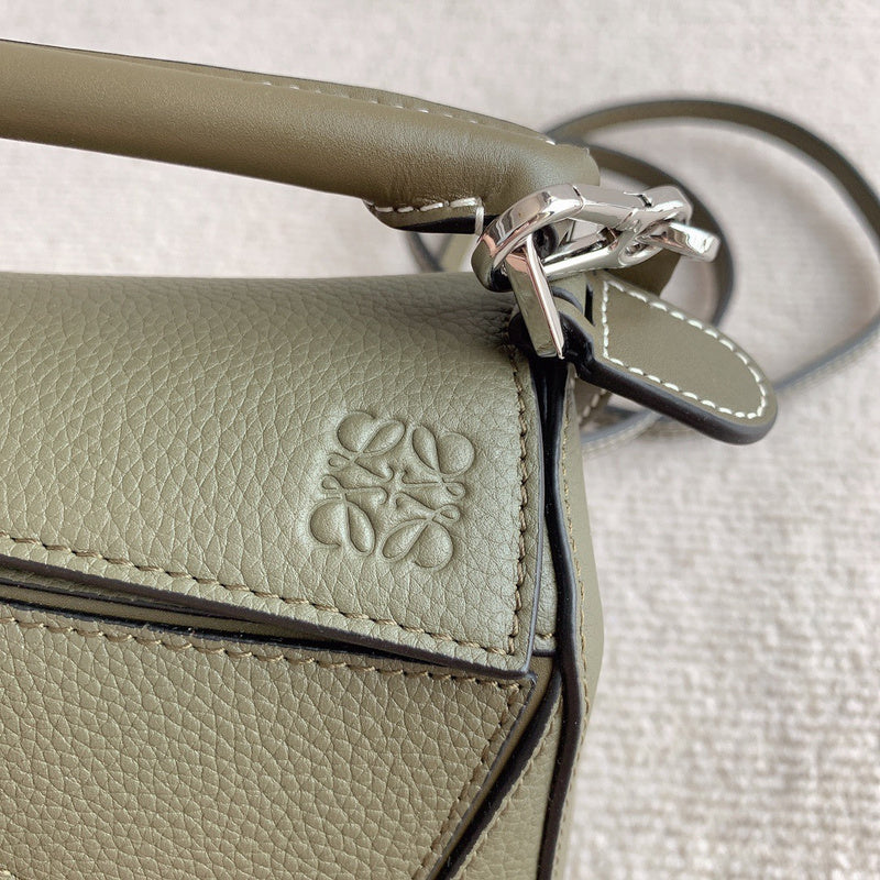 Ziva's Charm handbag – close-up view (12.5cm*18cm*8cm)