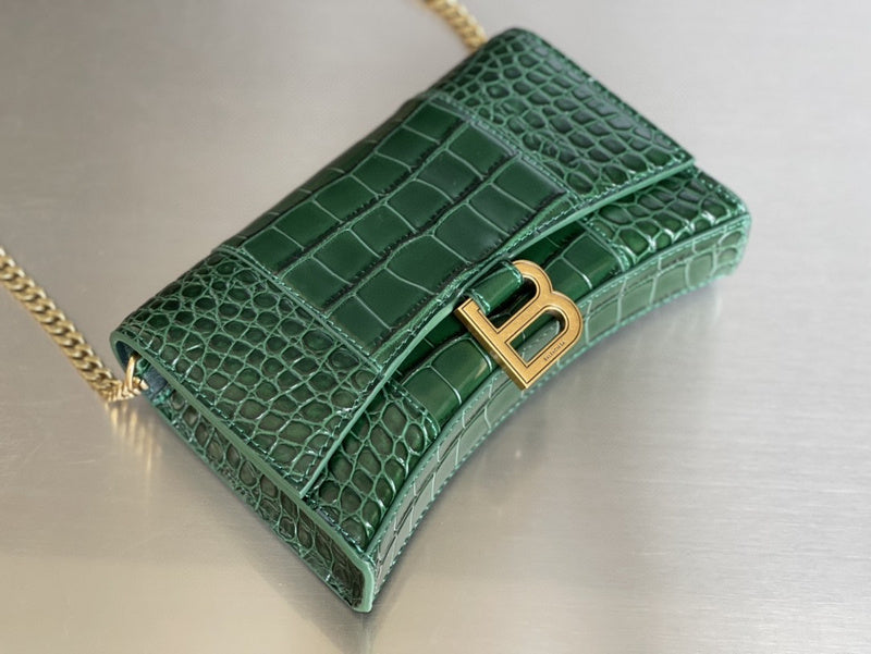 Zivas Charm Sleek Silhouette Statement Handbag (Everyday Luxury Essential) – Close-Up Detail
