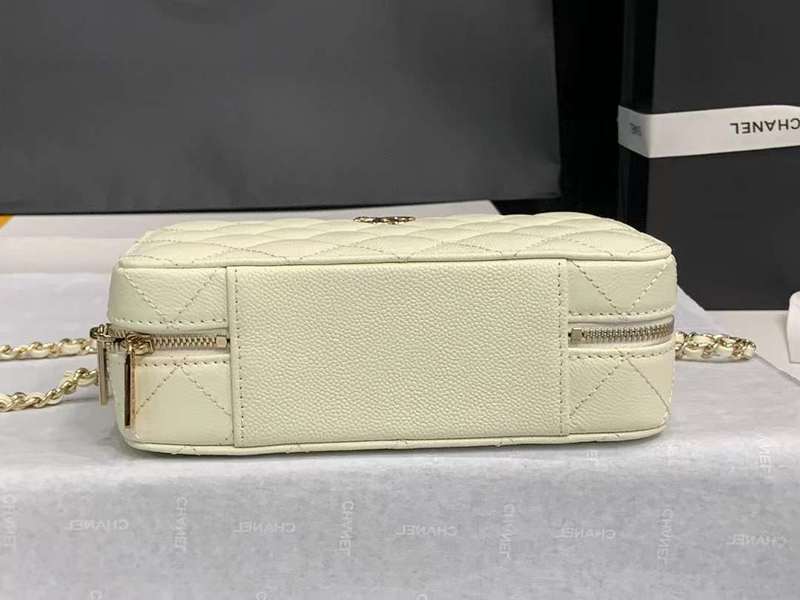 Zivas Charm Streamlined Design Luxury Handbag (Modern Wardrobe Staple) – Detail View