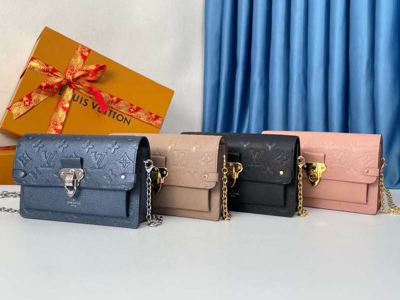 Side profile of everyday-luxe classic women's handbag – women's premium purse