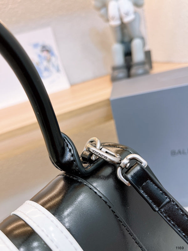 Ziva's Charm handbag – product shot (one versatile size)