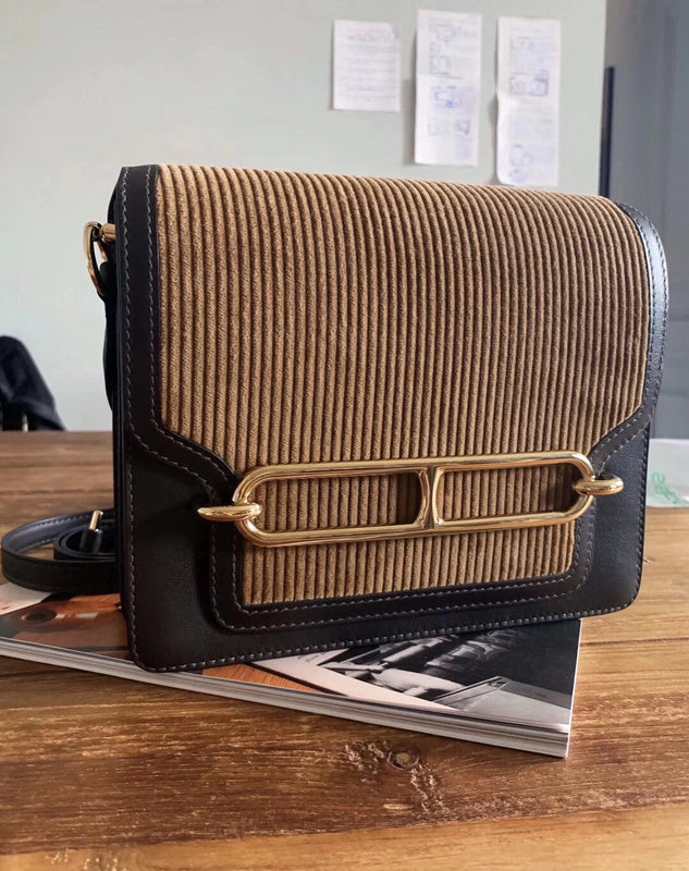 Streamlined handbag styled for everyday wear