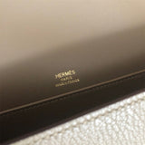  Understated tote bag carried on shoulder 10