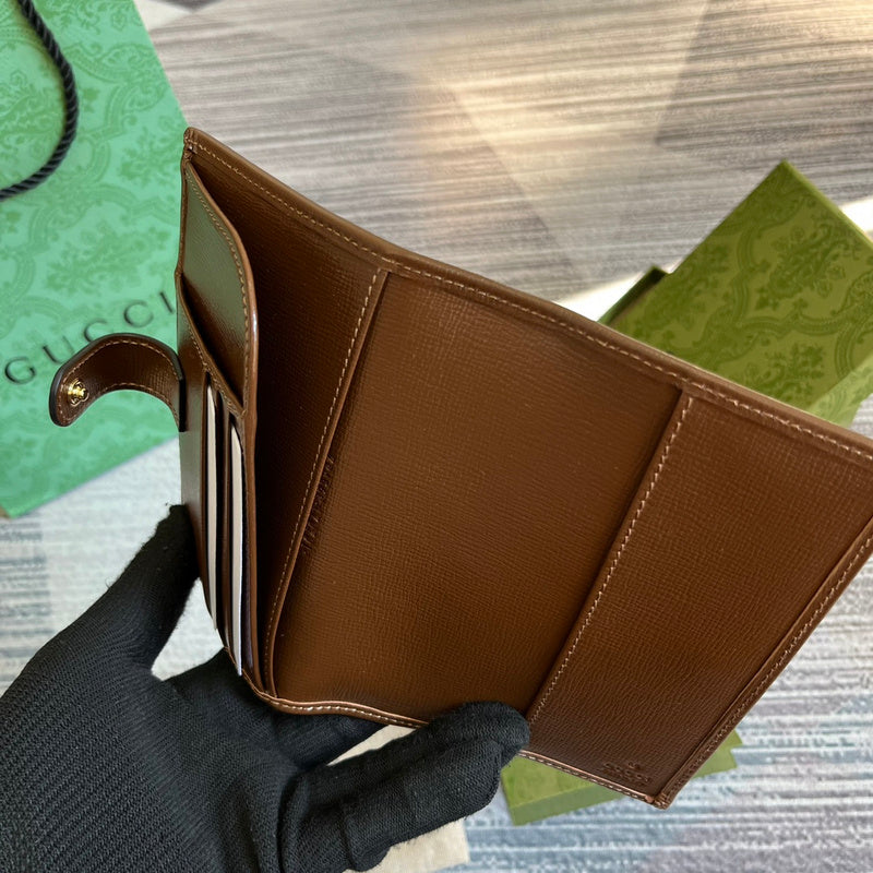 Interior view of premium sleek women's handbag – women's luxury accessory