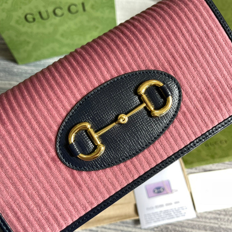 Handle and strap detail of everyday-luxe modern women's handbag – women's everyday handbag
