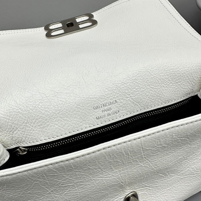 Zivas Charm Modern Edge Statement Handbag (Signature Shape & Finish) – Detail View