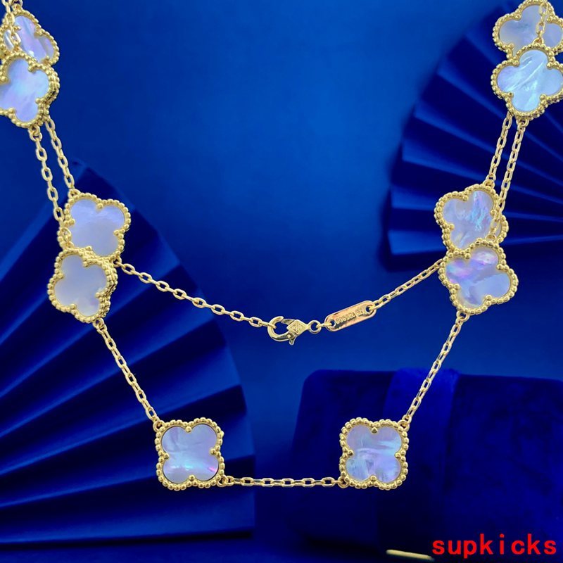 Full view of Van Cleef & Arpels unisex jewelry piece