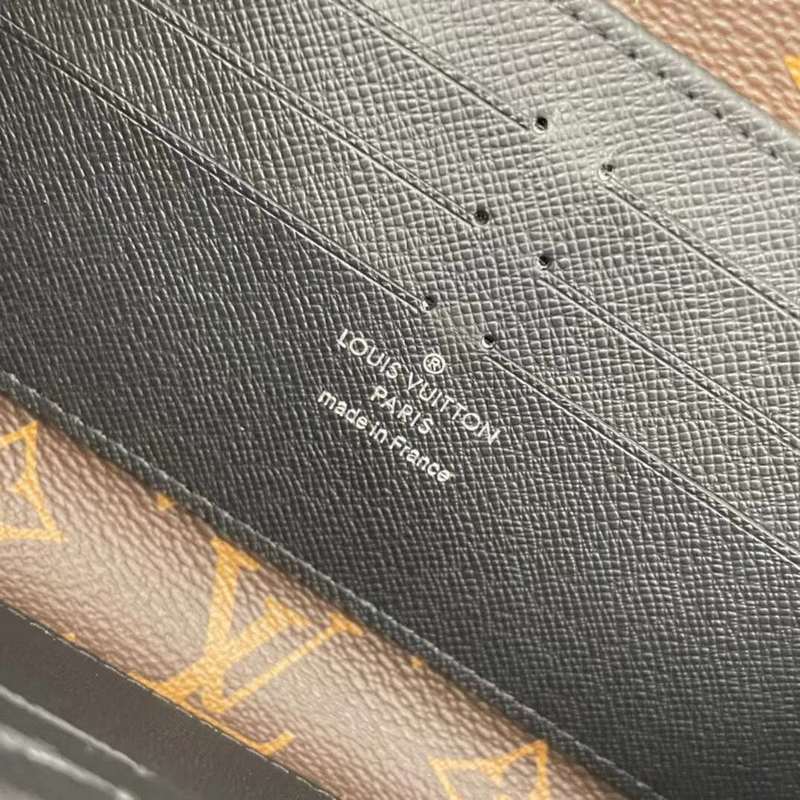 Side profile of chic premium women's handbag – women's luxury accessory