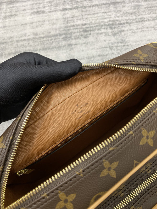  Tailored shoulder bag carried on shoulder 10