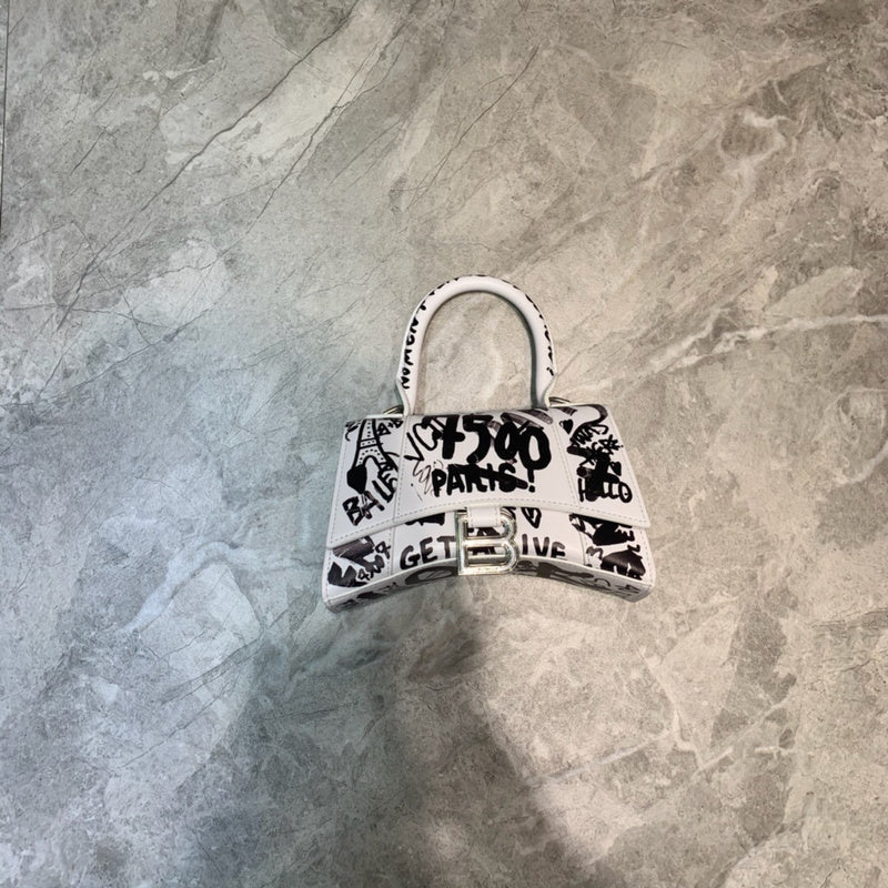 Understated Faux Leather Handbag - Versatile Everyday Design | Women's Luxury Handbag #862 - close-up detail shot (image 3) of designer-inspired handbag