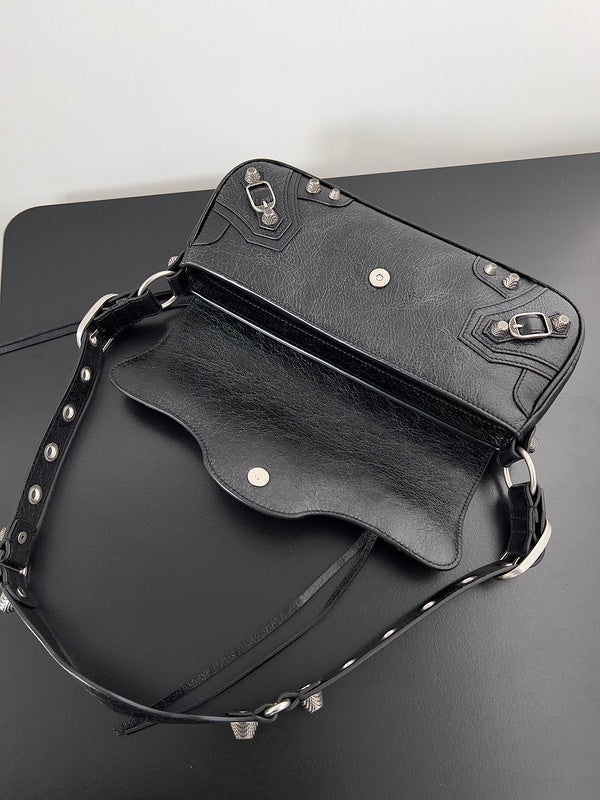Zivas Charm Modern Minimalist Look Statement Handbag (Premium Everyday Carry) – Close-Up Detail