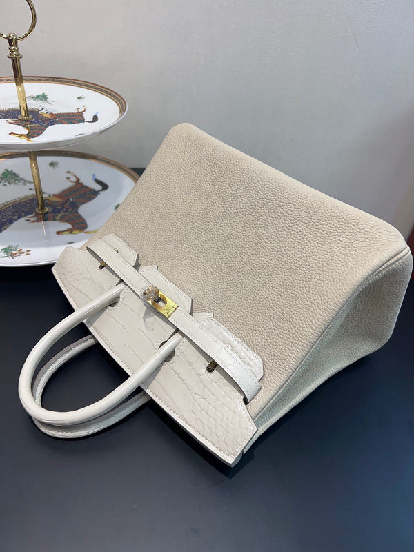 Interior view of effortless premium bag