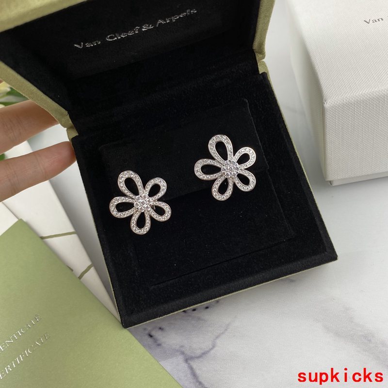 Angled view of Van Cleef & Arpels unisex jewelry piece
