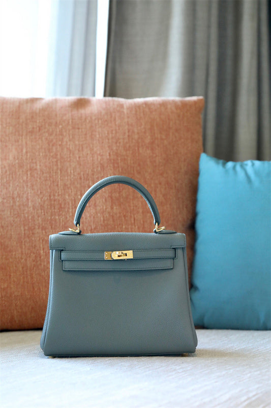  Smart structured bag carried on shoulder