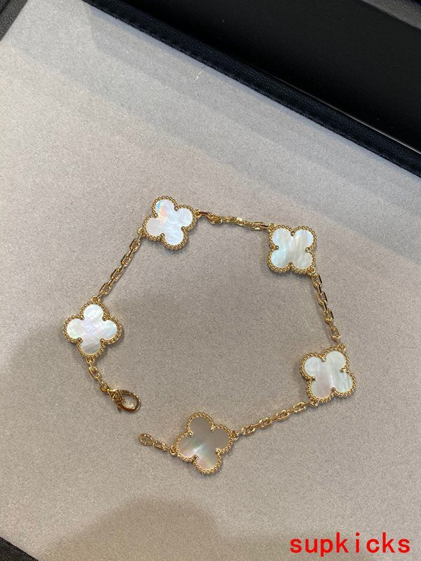 Angled view of Van Cleef & Arpels unisex jewelry piece