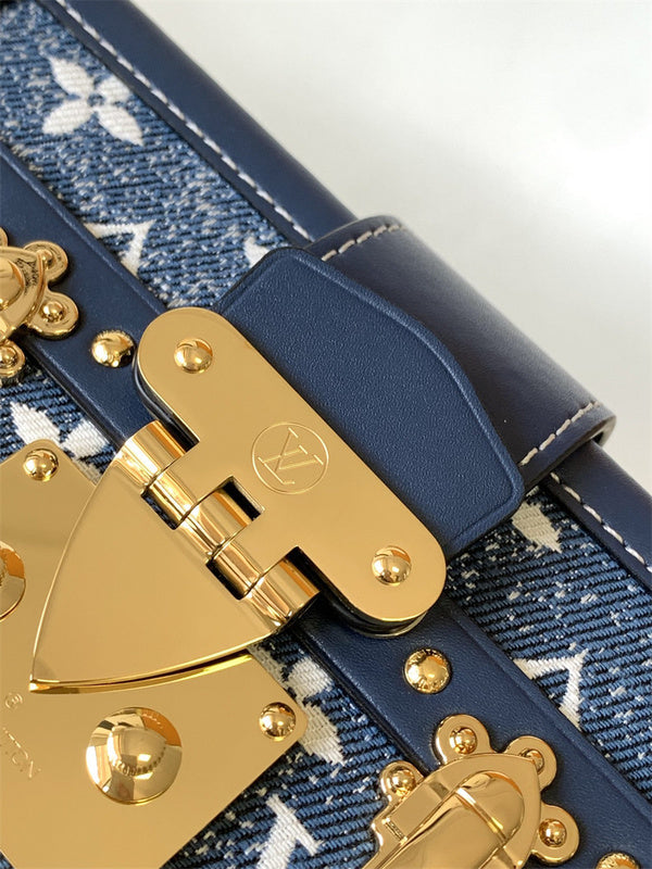  streamlined shoulder bag styled with outfit