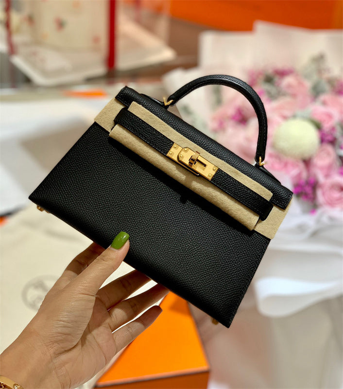  Minimalist shoulder bag carried on shoulder 10