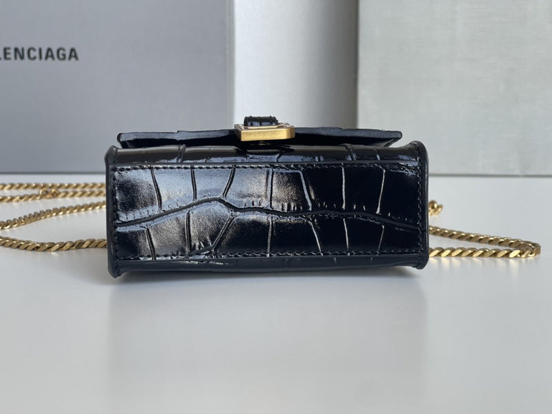 Zivas Charm Modern Minimalist Look Statement Handbag (Considered Detail & Form) – Close-Up Detail