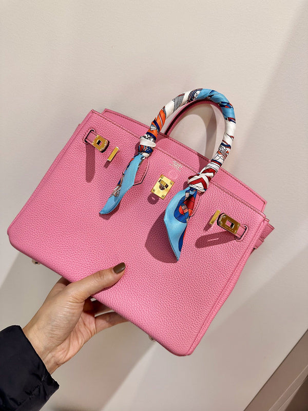 Streamlined handbag styled for everyday wear