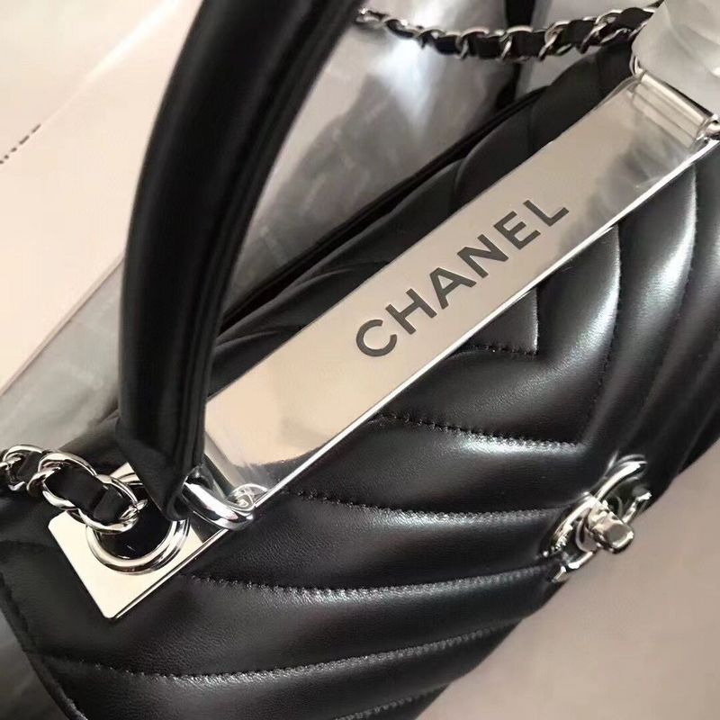 Zivas Charm Modern Minimalist Look Designer Handbag (Statement-Ready Design) – Close-Up Detail