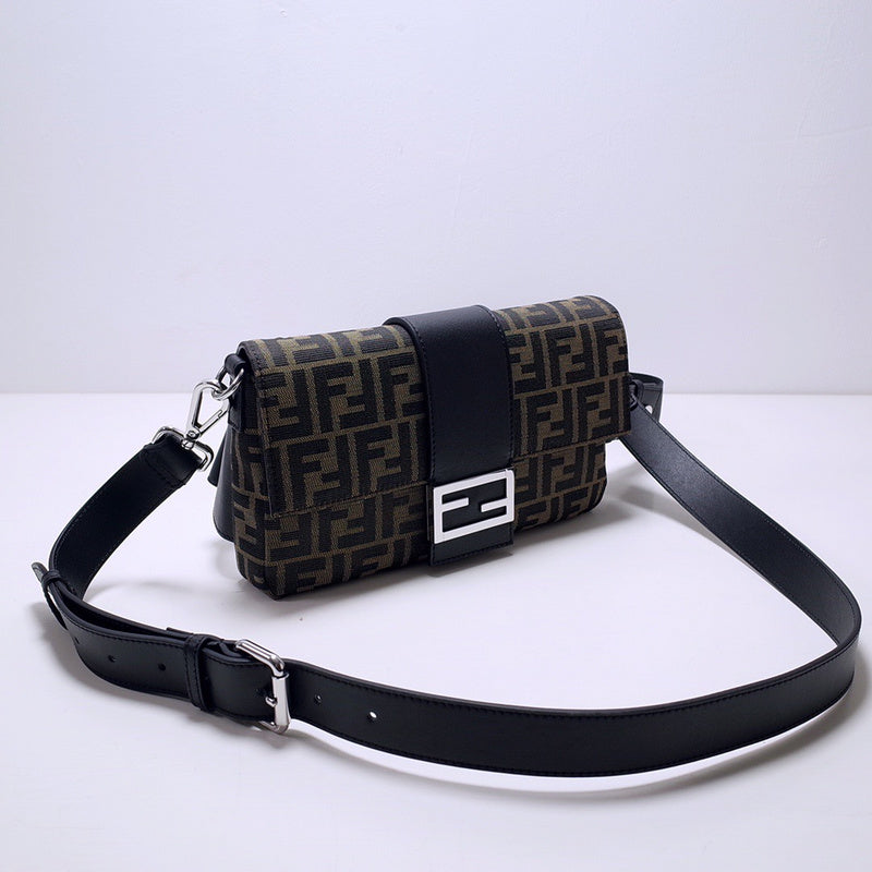 Ziva's Charm handbag – detail view (28cm*7cm*18cm)