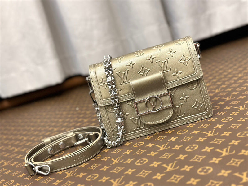 Streamlined shoulder bag carried on shoulder 10
