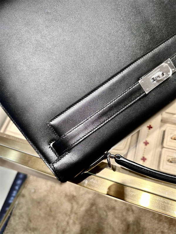  shoulder bag close-up of hardware and finish