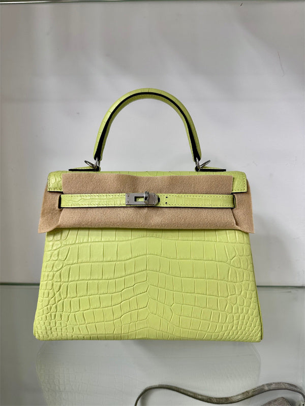  structured bag interior and compartment view