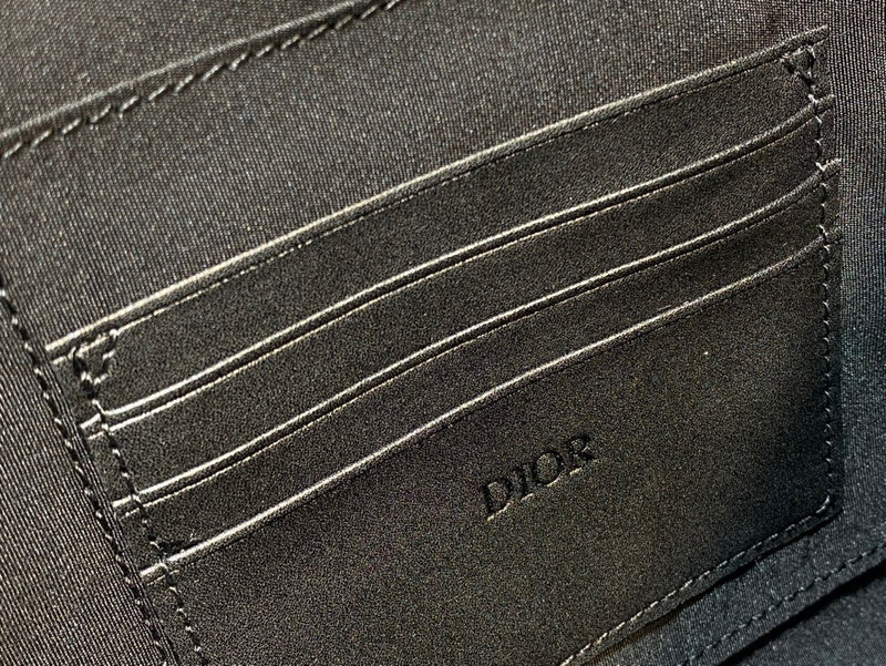 Handle and strap detail of structured premium women's handbag – women's designer-style accessory