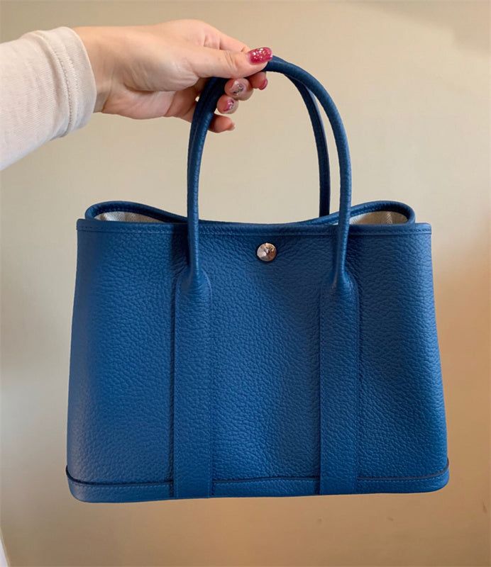  Minimalist shoulder bag front view 7