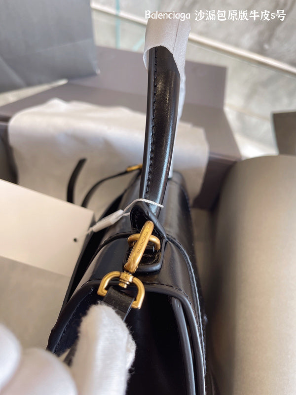 Ziva's Charm handbag – carry view (one versatile size)