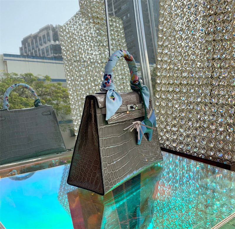  Structured structured bag carried on shoulder