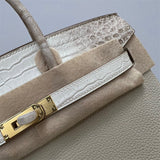 Crisp handbag styled for everyday wear