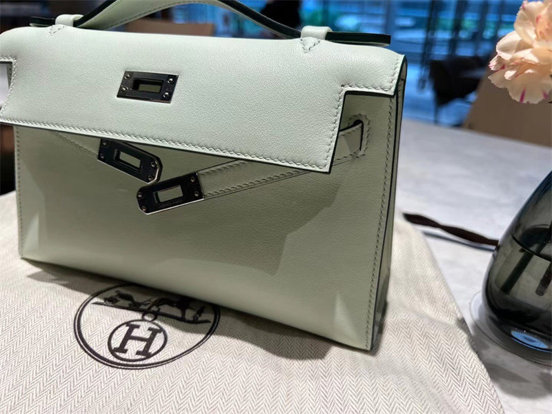  essential carryall bag styled with outfit 12
