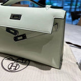  essential carryall bag styled with outfit 12