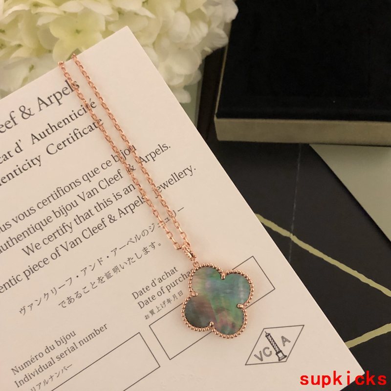 Front view of Van Cleef & Arpels unisex jewelry piece