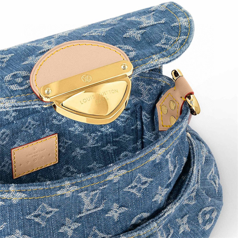  chic everyday bag detail view showing craftsmanship 8