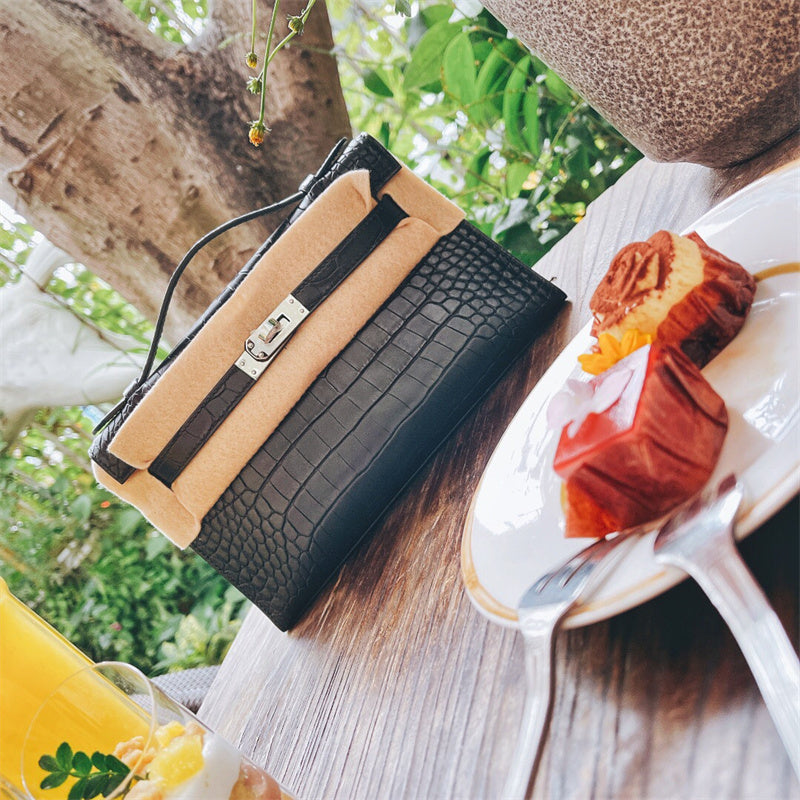  Streamlined tote bag carried on shoulder
