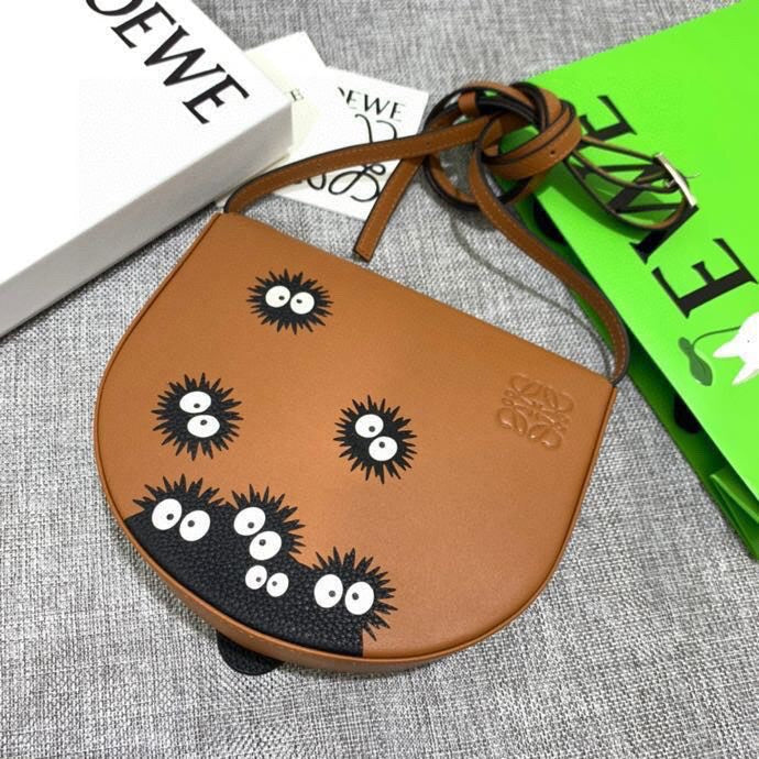 Ziva's Charm handbag – detail view (17.5cm*15cm*4.5cm)
