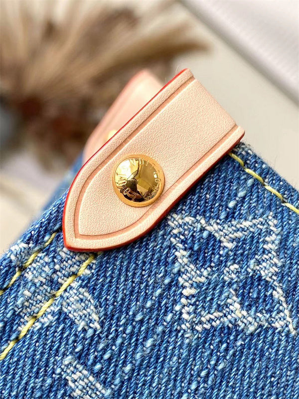  shopper bag interior and compartment view 9