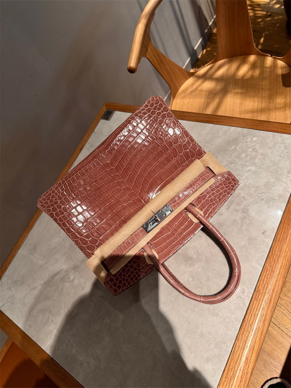 Effortless handbag styled for everyday wear